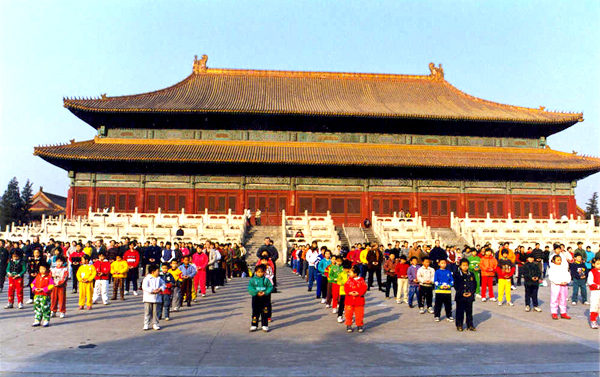 中共迫害前,北京法轮功学员炼功景象。(明慧网)