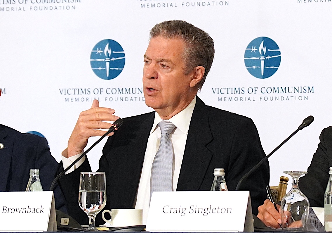 2025年10月28日,美国国务院前国际宗教自由大使布朗巴克(Sam Brownback)在华府共产主义受难者纪念基金会(VOC)的“中国论坛”发表演讲。(李辰/大纪元)