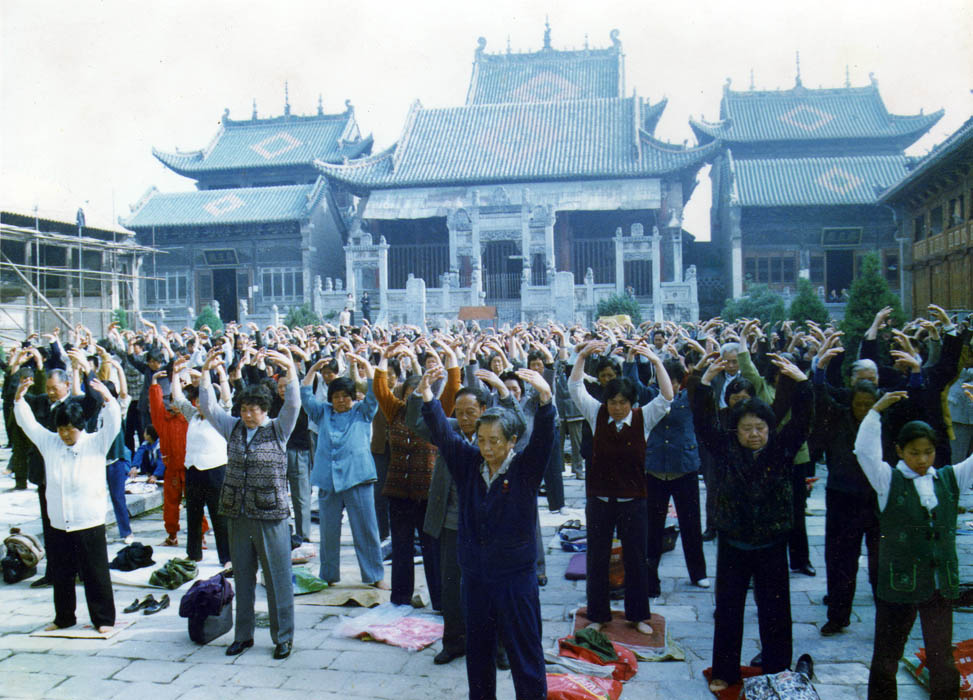 1997年5月,河南省社旗县部分大法弟子集体炼功场面。(明慧网)