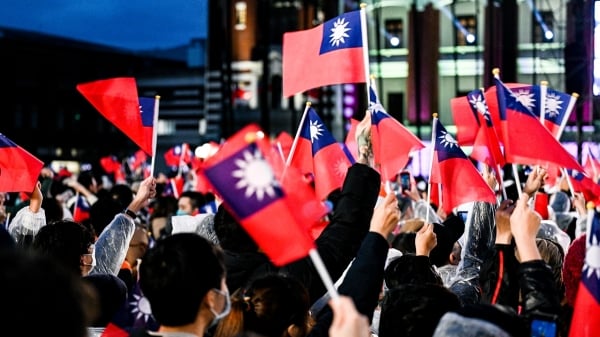 图为台湾台北,元旦时人们在总统府前挥舞中华民国国旗。