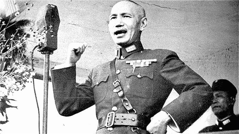 最高统帅蒋委员长发表抗日讲话,身后站立者为副参谋总长白崇禧。