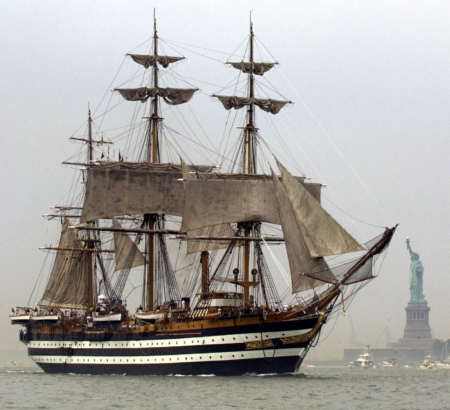 �����331Ӣ�߳��ĸ�Φ������Amerigo Vespucci�š�2000��7��4�պ���ŦԼ����Ů����