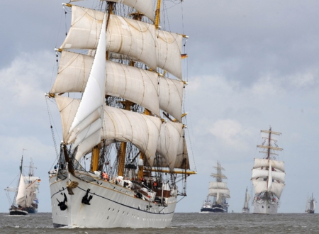 �¹�������Φ���������ϣ�����˺š���Gorch Fock��ǰ����