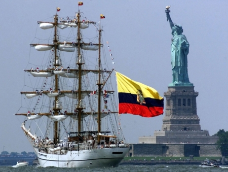 2000��7��9�գ���϶����Φ����������˹�š���Guayas��ʻ������Ů�����뿪ŦԼ�ۣ�ǰ�����˵ҿ������׶أ��������롰2000�귫���ڡ���OpSail 2000�����̡�