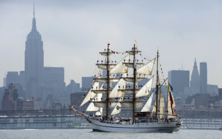 2012��5��23�գ���϶����Φ����������˹�š���Guayas������ŦԼ�У�Զ���ɼ��۹����ã��󣩡��ô���ŦԼ�μ�һ��һ�ȵġ������ܡ���Fleet Week�����