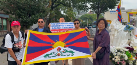 多个华人团体在纽约联合国总部外悼念西藏运动人士洛嘎让赞,呼吁国际关注西藏人权。