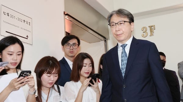 台湾国安局长蔡明彦(右)6日赴立法院备询,并在会前接受媒体联访,回应有关共军部署船舰动态和中俄军事联合军演等议题。