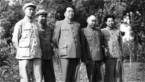 毛泽东与秘书田家英(左一)、陈伯达(左二)和工作人员合影