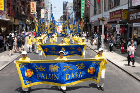 约千名来自大纽约及周边地区的法轮功学员,19日下午在曼哈顿华埠举行大型游行。