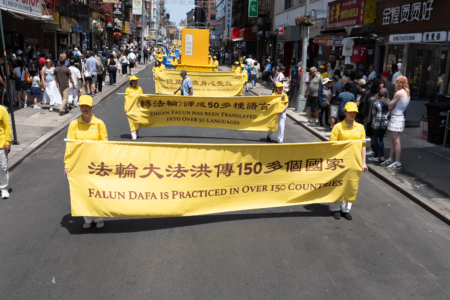 约千名来自大纽约及周边地区的法轮功学员,19日下午在曼哈顿华埠举行大型游行。