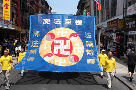 约千名来自大纽约及周边地区的法轮功学员,19日下午在曼哈顿华埠举行大型游行。
