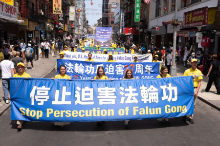 约千名来自大纽约及周边地区的法轮功学员,19日下午在曼哈顿华埠举行大型游行。