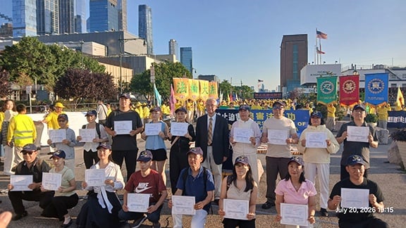 �����ڼ䣬��17���������ֳ����������˳��й����丽����֯��ȫ���˵�����������ϯ����־Զ��Ϊ���ǰ䷢���˵�֤�顣����Ӱ/���й�/Daniel��