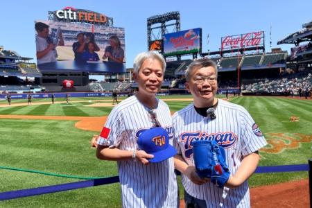 纽约经文处处长李志强与中华职业棒球大联盟会长蔡其昌合影。