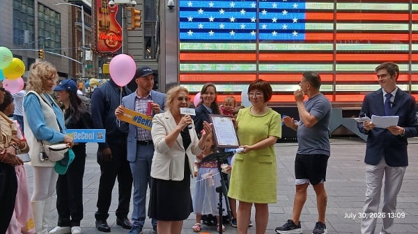 Hon.Martha Flores-Vazquez��ŦԼ�ݵ�40ѡ�������������䣬Community Prevention for Families in Crisis�����ˣ��ڵ�������ɾ�����ִ�г�Dr.Sherry Yin�䷢�����