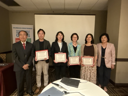 “AI在医疗领域”分组研讨会:从发现到临床应用。图为美东华人学术会向演讲的专家颁发证书。
