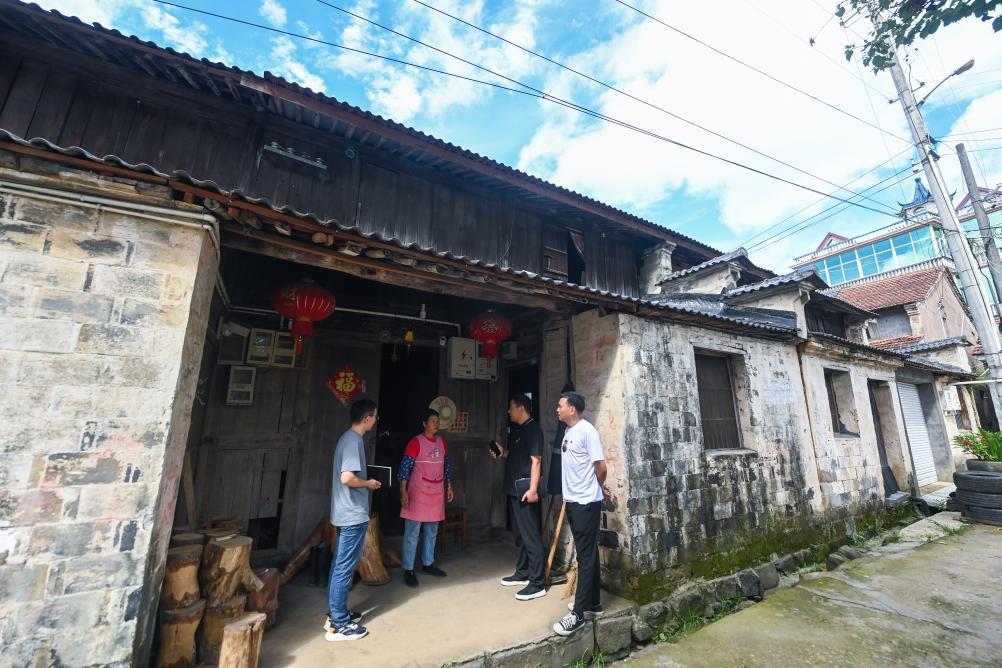 2023年7月26日,诸暨东白湖镇社会治理办公室负责人等入户了解村民宅基地指标纠纷的具体情况。 新华社