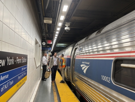 东河隧道2号线完成翻修,Amtrak马上恢复通车。