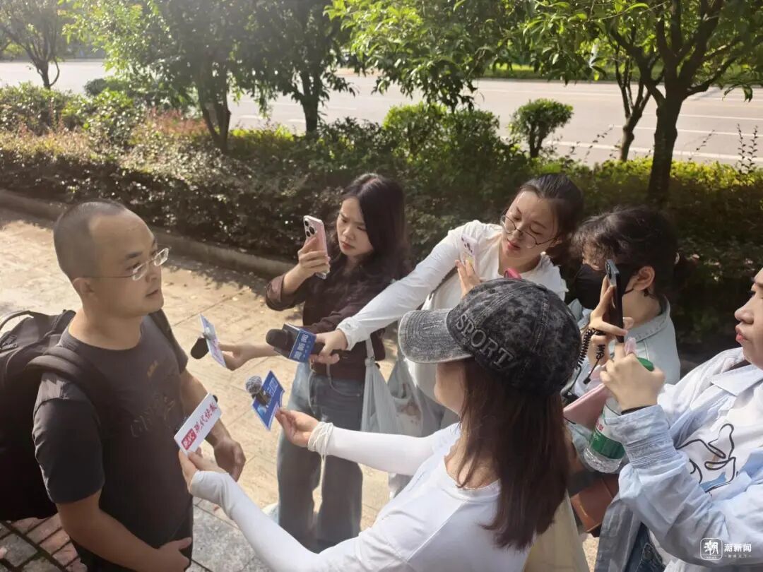 哥哥唐时达接受记者采访。记者张迪摄