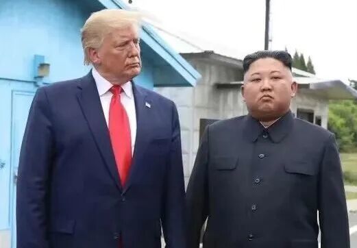 当地时间8月15日,川普在社交媒体上发布2019年与金正恩在朝韩边境板门店会面的照片。