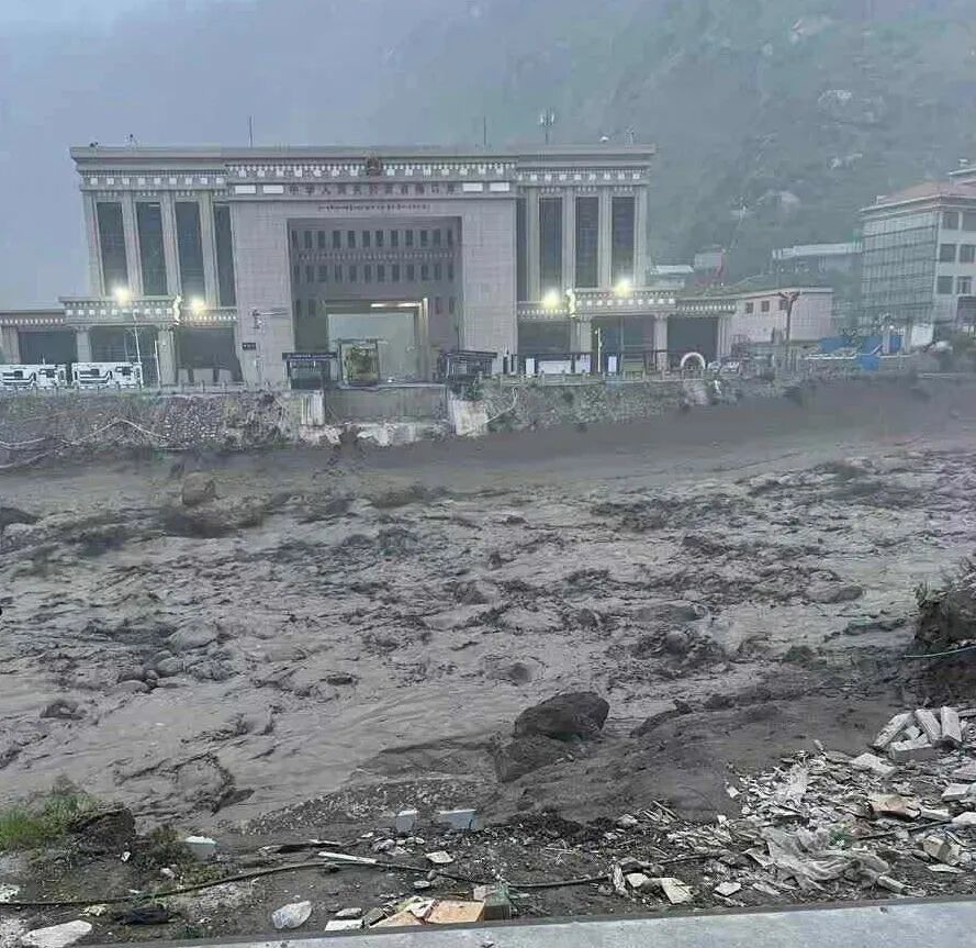 ▎2025年吉隆口岸受灾后场景