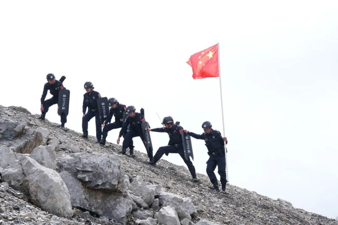 樊乐乐(左二)在贡当传统边贸点跟着班长巡逻