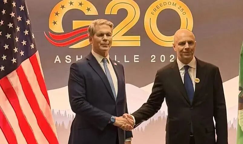 贝森特与西卢阿诺夫在G20会议上合照(图源:俄罗斯财政部网站)