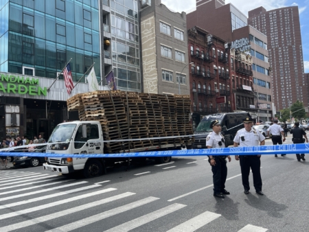 10日曼哈顿华埠桥头再次发生死亡车祸,现场已被警戒线围起来。